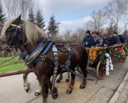 Něčičáci vyrazili na pomlázku na koňském povoze