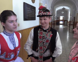 Studenti kyjovského gymnázia přišli do školy v krojích
