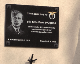Pamětní deska připomíná hrdinu 2. světové války Pavla Svobodu