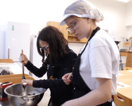 Žáci SŠ gastronomie a obchodu učili děti z dětských domovů připravit menu