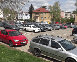 Uherské Hradiště řeší nedostatek parkovacích míst. Vozidla nad 1,5 tuny už na sídlištích nezaparkují