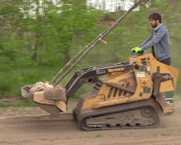 Výsadby zeleně podél stezky ve Velkomoravské ulici finišují