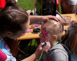 Den pěstounských rodin nabídl zábavní program i ceny