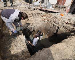 Střepy pravěkých nádob nebo železná sekera. Středověká tvrz v Hluku vydala při rekonstrukci nečekané nálezy