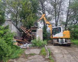 Přístřešky u staveniště ve Vsetíně obsadili bezdomovci. Starosta Čunek je nařídil strhnout