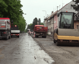 Opravuje se silnice, která spojuje obě části města