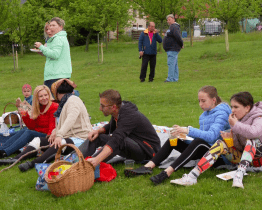 Piknik v trávě s dobrým jídlem a pitím přilákal na Žlutavě rodiny s dětmi