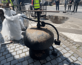 Časová schránka se na špičku radniční věže vrátila s hruškovicí i osobním poselstvím