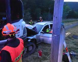 Řidič BMW sjel z cesty a narazil do bagru. Dlouhý boj o mužův život bohužel záchranáři prohráli
