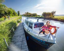 Baťův kanál láká turisty nejen na projížďky lodí