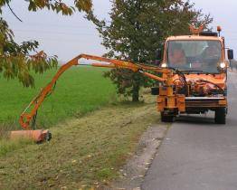 Sečení trávy podél silnic je v plném proudu. Řidiči, jezděte opatrně!