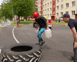 Hasiči se snažili rozhýbat napajedelské děti