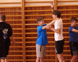 Žáci se pod odborným vedením šampiona boxu učili sebeobraně