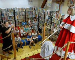 Z prvňáčků se stali čtenáři, od knihovnic dostali knížku Křeček v letu