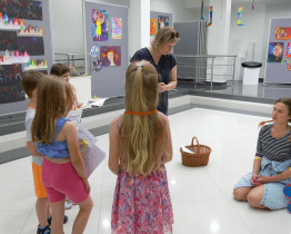 Malí výtvarníci se dernisáží rozloučili s Pihovatým světem i školním rokem 