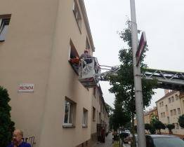 Zraněného seniora museli hasiči transportovat oknem 