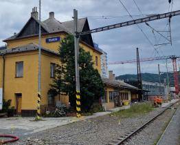 Přestavba železnice ve Vsetíně pokračuje. K zemi půjde historická výpravní budova