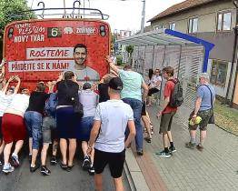Když už trolejbus nemůže… pomůžou sami cestující!