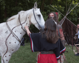 Na Indiánském dni se jezdilo na koni i házelo tomahavkem