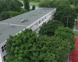 Základní škola Za Alejí bude mít ekologickou střechu plnou zeleně