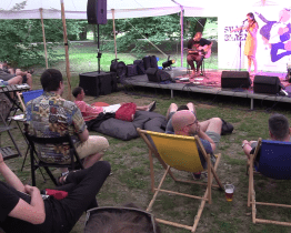 V zámeckém parku se bavili blázni