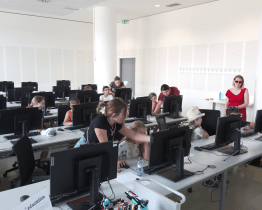 Děti si v knihovnické Roboherně vyráběly na 3D tiskárně klíčenky, prstýnky a přívěsky