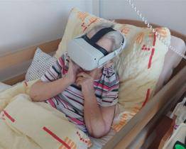 Relaxace na pláži, prohlídka galerie nebo brazilské tanečnice. Otrokovičtí senioři si užívají cestování díky virtuálním brýlím!