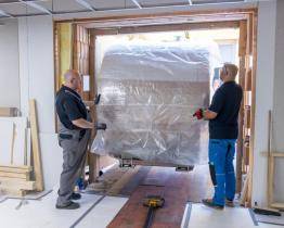 Do Vsetínské nemocnice dorazila nová magnetická rezonance. Přeprava šestitunového kolosu dala pořádně zabrat