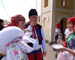 Hodové veselí odstartoval ve Véskách průvod krojovaných