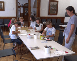 Výtvarné dílny se letos věnovaly výrobě deníků i keramického šperku 