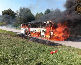 Autobus se čtyřicítkou cestujících na palubě začal hořet. Po zásahu hasičů z něj zbylo jen torzo