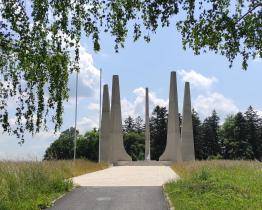 Ploštinu o prázdninách navštívily tisíce lidí. O památník válečné tragédie mají zájem i rodiny s dětmi
