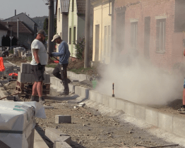 Zlínský kraj a město opravují silnici v Bartošově ulici v Napajedlích