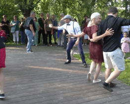 Valašské Meziříčí má nový venkovní taneční parket