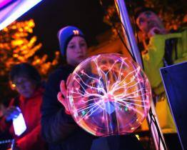 Noc vědců ve Zlíně nabídne únikovky, obrazy vytvořené umělou inteligencí i koncerty