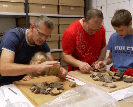 Archeologové ukazovali lidem, jak se z nálezu stává exponát vystavený v muzeu
