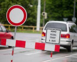 Takzvaná zadní cesta z Otrokovic do Tečovic je uzavřena, obec nechala nainstalovat zátarasy