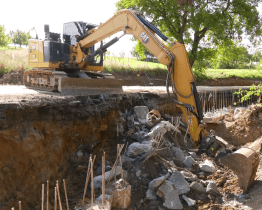 Terén u silnice mezi Boršicemi a Tučapy zpevní opěrná zeď