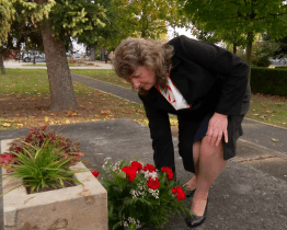 Vedení radnice položilo věnce u pomníků padlých hrdinů ve světových válkách