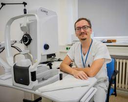 Oční lékař Baťovy nemocnice získal jako první v ČR významný evropský certifikát z oftalmologie