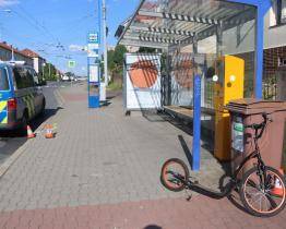 Za sražení chodce vystupujícího z trolejbusu hrozí řidiči koloběžky rok za mřížemi