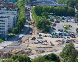 Křižovatka na Březnické a Mostní se stále opravuje. Výlukový provoz bude trvat i v listopadu