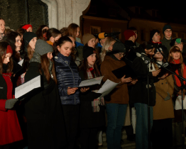 Den boje za svobodu oslavili studenti v Uherském Hradišti zpěvem