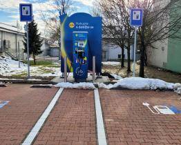 V Otrokovicích mají první veřejnou dobíjecí stanici pro elektromobily. Kde ji najdete?