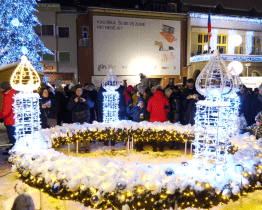 Primátor ve Zlíně rozsvítil vánoční strom i obří adventní věnec