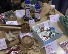 Na jarmarku ve Veselí prodávali žáci vlastnoručně vyrobené věci