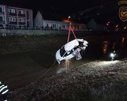 V Kunovicích se srazilo osobní vozidlo s vlakem. Auto skončilo v Olšavě, řidič byl opilý