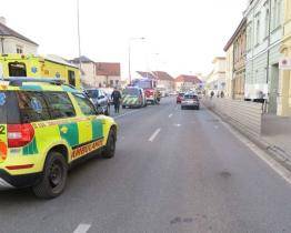Po srážce s vozidlem skončil muž s vážným zraněním v nemocnici. Přecházel mimo přechod