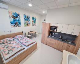 Kroměřížská porodnice nabízí nový rodinný pokoj. Po porodu v něm najde zázemí maminka s doprovodem