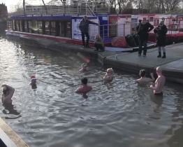 Veselští otužilci se na Nový rok koupali v Baťově kanálu
